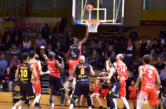 Xavier Ford s'élève plus haut que tout le monde