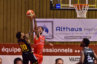 Alex Wilbourn à la lutte avec Bryan Colon