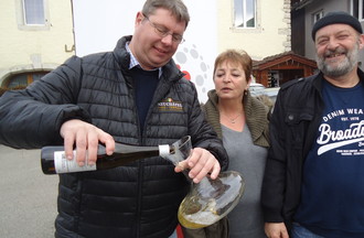 Yann verse le vin dans la carafe pour le faire décanter