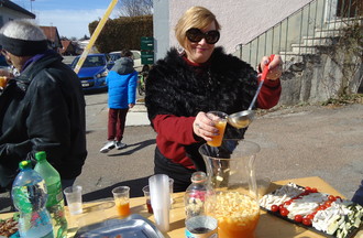 Danièle servant l'apéro