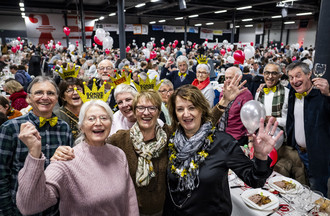 Des personnes mangent et fetent au Forum de l'Arc pendant le repas du grand banquet lors des festivites marquant le changement de canton de la ville de Moutier le mercredi 31 decembre 2025 a Moutier. La Ville de Moutier devient jurassienne le 31 decembre 2025 a minuit lors d'une "Nuit pour l'histoire". La Ville de Moutier avec ses 7300 habitants va vivre mercredi une journee historique: a l'issue des douze coups de minuit, la cite prevotoise sera jurassienne. Partie officielle, banquet, cortege aux flambeaux et spectacle son et lumiere accompagneront les dernieres heures de Moutier dans le canton de Berne. (KEYSTONE/Jean-Christophe Bott)