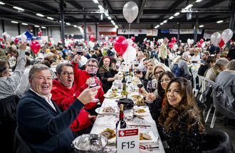 Des personnes mangent et fetent au Forum de l'Arc pendant le repas du grand banquet lors des festivites marquant le changement de canton de la ville de Moutier le mercredi 31 decembre 2025 a Moutier. La Ville de Moutier devient jurassienne le 31 decembre 2025 a minuit lors d'une "Nuit pour l'histoire". La Ville de Moutier avec ses 7300 habitants va vivre mercredi une journee historique: a l'issue des douze coups de minuit, la cite prevotoise sera jurassienne. Partie officielle, banquet, cortege aux flambeaux et spectacle son et lumiere accompagneront les dernieres heures de Moutier dans le canton de Berne. (KEYSTONE/Jean-Christophe Bott)