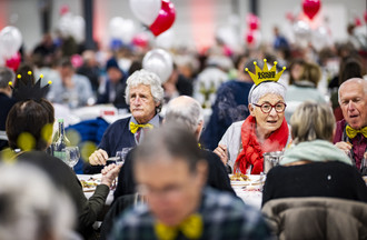Des personnes mangent et fetent au Forum de l'Arc pendant le repas du grand banquet lors des festivites marquant le changement de canton de la ville de Moutier le mercredi 31 decembre 2025 a Moutier. La Ville de Moutier devient jurassienne le 31 decembre 2025 a minuit lors d'une "Nuit pour l'histoire". La Ville de Moutier avec ses 7300 habitants va vivre mercredi une journee historique: a l'issue des douze coups de minuit, la cite prevotoise sera jurassienne. Partie officielle, banquet, cortege aux flambeaux et spectacle son et lumiere accompagneront les dernieres heures de Moutier dans le canton de Berne. (KEYSTONE/Jean-Christophe Bott)