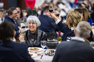 La Conseillere federale Elisabeth Baume-Schneider, mange et fete au Forum de l'Arc pendant le repas du grand banquet lors des festivites marquant le changement de canton de la ville de Moutier le mercredi 31 decembre 2025 a Moutier. La Ville de Moutier devient jurassienne le 31 decembre 2025 a minuit lors d'une "Nuit pour l'histoire". La Ville de Moutier avec ses 7300 habitants va vivre mercredi une journee historique: a l'issue des douze coups de minuit, la cite prevotoise sera jurassienne. Partie officielle, banquet, cortege aux flambeaux et spectacle son et lumiere accompagneront les dernieres heures de Moutier dans le canton de Berne. (KEYSTONE/Jean-Christophe Bott)