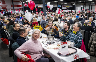 Des personnes mangent et fetent au Forum de l'Arc pendant le repas du grand banquet lors des festivites marquant le changement de canton de la ville de Moutier le mercredi 31 decembre 2025 a Moutier. La Ville de Moutier devient jurassienne le 31 decembre 2025 a minuit lors d'une "Nuit pour l'histoire". La Ville de Moutier avec ses 7300 habitants va vivre mercredi une journee historique: a l'issue des douze coups de minuit, la cite prevotoise sera jurassienne. Partie officielle, banquet, cortege aux flambeaux et spectacle son et lumiere accompagneront les dernieres heures de Moutier dans le canton de Berne. (KEYSTONE/Jean-Christophe Bott)