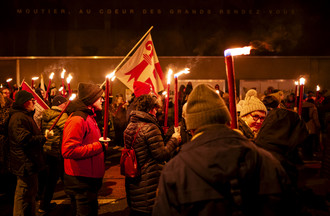 Des personnes defilent pendant le cortege aux flambeaux lors des festivites marquant le changement de canton de la ville de Moutier le mercredi 31 decembre 2025 a Moutier. La Ville de Moutier devient jurassienne le 31 decembre 2025 a minuit lors d'une "Nuit pour l'histoire". La Ville de Moutier avec ses 7300 habitants va vivre mercredi une journee historique: a l'issue des douze coups de minuit, la cite prevotoise sera jurassienne. Partie officielle, banquet, cortege aux flambeaux et spectacle son et lumiere accompagneront les dernieres heures de Moutier dans le canton de Berne. (KEYSTONE/Jean-Christophe Bott)