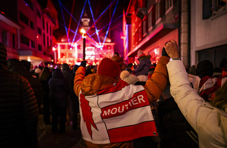 Les jurassiens fetent devant l'Hotel de Ville lors des festivites marquant le changement de canton de la ville de Moutier le jeudi 1 janvier 2026 a Moutier. La Ville de Moutier devient jurassienne le 31 decembre 2025 a minuit lors d'une "Nuit pour l'histoire". La Ville de Moutier avec ses 7300 habitants va vivre mercredi une journee historique: a l'issue des douze coups de minuit, la cite prevotoise sera jurassienne. Partie officielle, banquet, cortege aux flambeaux et spectacle son et lumiere accompagneront les dernieres heures de Moutier dans le canton de Berne. (KEYSTONE/Jean-Christophe Bott)