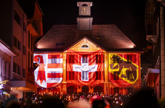 Les jurassiens fetent pendant le spectacle son et lumiere devant l'Hotel de Ville lors des festivites marquant le changement de canton de la ville de Moutier le jeudi 1 janvier 2026 a Moutier. La Ville de Moutier devient jurassienne le 31 decembre 2025 a minuit lors d'une "Nuit pour l'histoire". La Ville de Moutier avec ses 7300 habitants va vivre mercredi une journee historique: a l'issue des douze coups de minuit, la cite prevotoise sera jurassienne. Partie officielle, banquet, cortege aux flambeaux et spectacle son et lumiere accompagneront les dernieres heures de Moutier dans le canton de Berne. (KEYSTONE/Jean-Christophe Bott)
