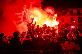 Les jurassiens fetent devant l'Hotel de Ville lors des festivites marquant le changement de canton de la ville de Moutier le jeudi 1 janvier 2026 a Moutier. La Ville de Moutier devient jurassienne le 31 decembre 2025 a minuit lors d'une "Nuit pour l'histoire". La Ville de Moutier avec ses 7300 habitants va vivre mercredi une journee historique: a l'issue des douze coups de minuit, la cite prevotoise sera jurassienne. Partie officielle, banquet, cortege aux flambeaux et spectacle son et lumiere accompagneront les dernieres heures de Moutier dans le canton de Berne. (KEYSTONE/Jean-Christophe Bott)