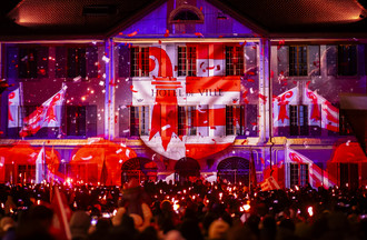 Les jurassiens fetent pendant le spectacle son et lumiere devant l'Hotel de Ville lors des festivites marquant le changement de canton de la ville de Moutier le jeudi 1 janvier 2026 a Moutier. La Ville de Moutier devient jurassienne le 31 decembre 2025 a minuit lors d'une "Nuit pour l'histoire". La Ville de Moutier avec ses 7300 habitants va vivre mercredi une journee historique: a l'issue des douze coups de minuit, la cite prevotoise sera jurassienne. Partie officielle, banquet, cortege aux flambeaux et spectacle son et lumiere accompagneront les dernieres heures de Moutier dans le canton de Berne. (KEYSTONE/Jean-Christophe Bott)