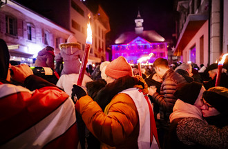 Les jurassiens fetent pendant le spectacle son et lumiere devant l'Hotel de Ville lors des festivites marquant le changement de canton de la ville de Moutier le jeudi 1 janvier 2026 a Moutier. La Ville de Moutier devient jurassienne le 31 decembre 2025 a minuit lors d'une "Nuit pour l'histoire". La Ville de Moutier avec ses 7300 habitants va vivre mercredi une journee historique: a l'issue des douze coups de minuit, la cite prevotoise sera jurassienne. Partie officielle, banquet, cortege aux flambeaux et spectacle son et lumiere accompagneront les dernieres heures de Moutier dans le canton de Berne. (KEYSTONE/Jean-Christophe Bott)