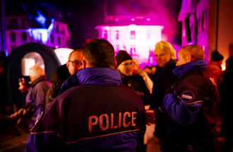 Deux policiers de la police cantonale jurassienne patrouillent devant l'Hotel de Ville lors des festivites marquant le changement de canton de la ville de Moutier le jeudi 1 janvier 2026 a Moutier. La Ville de Moutier devient jurassienne le 31 decembre 2025 a minuit lors d'une "Nuit pour l'histoire". La Ville de Moutier avec ses 7300 habitants va vivre mercredi une journee historique: a l'issue des douze coups de minuit, la cite prevotoise sera jurassienne. Partie officielle, banquet, cortege aux flambeaux et spectacle son et lumiere accompagneront les dernieres heures de Moutier dans le canton de Berne. (KEYSTONE/Jean-Christophe Bott)
