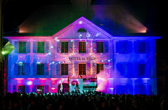 Un DJ (disc-jockey) fait danser les gens devant l'Hotel de Ville lors des festivites marquant le changement de canton de la ville de Moutier le jeudi 1 janvier 2026 a Moutier. La Ville de Moutier devient jurassienne le 31 decembre 2025 a minuit lors d'une "Nuit pour l'histoire". La Ville de Moutier avec ses 7300 habitants va vivre mercredi une journee historique: a l'issue des douze coups de minuit, la cite prevotoise sera jurassienne. Partie officielle, banquet, cortege aux flambeaux et spectacle son et lumiere accompagneront les dernieres heures de Moutier dans le canton de Berne. (KEYSTONE/Jean-Christophe Bott)
