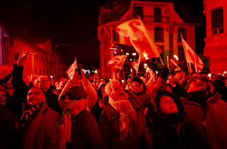 Les jurassiens fetent devant l'Hotel de Ville lors des festivites marquant le changement de canton de la ville de Moutier le jeudi 1 janvier 2026 a Moutier. La Ville de Moutier devient jurassienne le 31 decembre 2025 a minuit lors d'une "Nuit pour l'histoire". La Ville de Moutier avec ses 7300 habitants va vivre mercredi une journee historique: a l'issue des douze coups de minuit, la cite prevotoise sera jurassienne. Partie officielle, banquet, cortege aux flambeaux et spectacle son et lumiere accompagneront les dernieres heures de Moutier dans le canton de Berne. (KEYSTONE/Jean-Christophe Bott)
