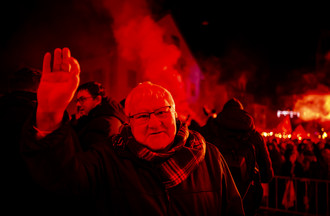 Marcel Winistoerfer, Maire de Moutier, reagit devant l'Hotel de Ville lors des festivites marquant le changement de canton de la ville de Moutier le jeudi 1 janvier 2026 a Moutier. La Ville de Moutier devient jurassienne le 31 decembre 2025 a minuit lors d'une "Nuit pour l'histoire". La Ville de Moutier avec ses 7300 habitants va vivre mercredi une journee historique: a l'issue des douze coups de minuit, la cite prevotoise sera jurassienne. Partie officielle, banquet, cortege aux flambeaux et spectacle son et lumiere accompagneront les dernieres heures de Moutier dans le canton de Berne. (KEYSTONE/Jean-Christophe Bott)