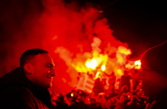 Le nouveau Ministre jurassien Valentin Zuber, fete devant l'Hotel de Ville lors des festivites marquant le changement de canton de la ville de Moutier le jeudi 1 janvier 2026 a Moutier. La Ville de Moutier devient jurassienne le 31 decembre 2025 a minuit lors d'une "Nuit pour l'histoire". La Ville de Moutier avec ses 7300 habitants va vivre mercredi une journee historique: a l'issue des douze coups de minuit, la cite prevotoise sera jurassienne. Partie officielle, banquet, cortege aux flambeaux et spectacle son et lumiere accompagneront les dernieres heures de Moutier dans le canton de Berne. (KEYSTONE/Jean-Christophe Bott)