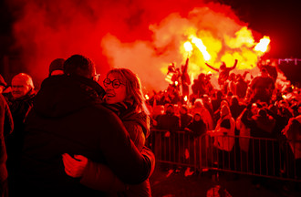 L'ancienne Ministre jurasienne Nathalie Barthoulot, fete devant l'Hotel de Ville lors des festivites marquant le changement de canton de la ville de Moutier le jeudi 1 janvier 2026 a Moutier. La Ville de Moutier devient jurassienne le 31 decembre 2025 a minuit lors d'une "Nuit pour l'histoire". La Ville de Moutier avec ses 7300 habitants va vivre mercredi une journee historique: a l'issue des douze coups de minuit, la cite prevotoise sera jurassienne. Partie officielle, banquet, cortege aux flambeaux et spectacle son et lumiere accompagneront les dernieres heures de Moutier dans le canton de Berne. (KEYSTONE/Jean-Christophe Bott)