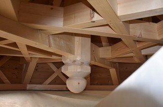  La charpente au-dessus de la cage d'escalier, elle aussi rénovée.
