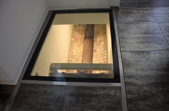 Le canal est protégé par un plancher en vitre.
