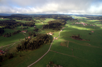 Vue aérienne de La Brévine et de son lac des Taillères