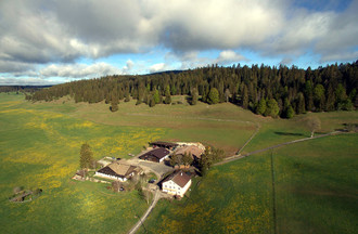 Vue aérienne d'une ferme à La Chaux-du-Milieu