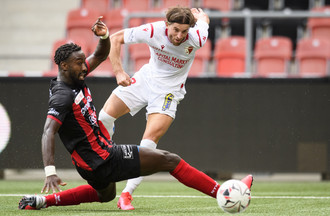 Johan Djourou tente d'intervenir