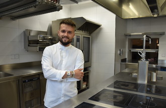 Nathan Boche dans sa cuisine.