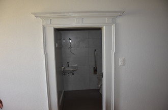 Cette porte conservée d'origine a servi comme entrée pour la salle du tribunal à l'époque.