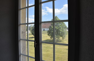 Les chambres au sud offrent la vue sur la maison de la Tête de Moine.