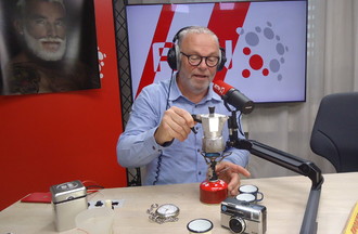Bernard préparant le café