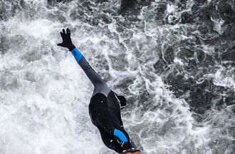 Robin Georges
Plongeon dans le Saut du Doubs

Photographe:  Bernard Python