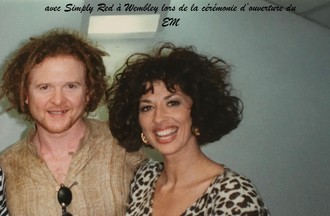 Avec le chanteur du groupe Simply Red