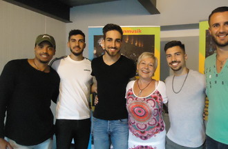   Fière de poser avec quelques uns des candidats à l'élection de Mister fête des vendanges
