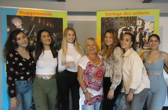 Fière de poser avec les candidats à l'élection de Miss fête des Vendanges