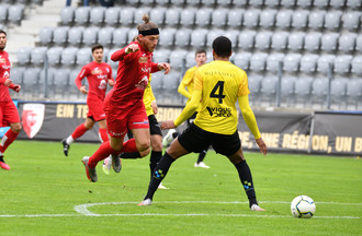 Brian Beyer se heurte à Thomas Domingos
