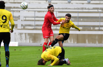 Jordan Perrony intervient devant Brian Beyer