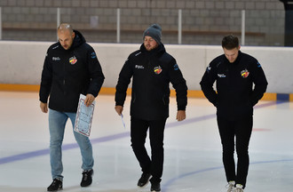 Michaël Röthenmund (à gauche) accompagné de son staff