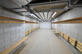 Un vestiaire du bâtiment central qui sera utilisé par le HC Ajoie jusqu'en janvier