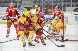 Luca Cunti à la bataille pour le puck