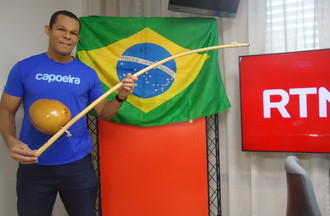 Mestre Papa et son instrument le berimbau