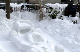 Jolie voiture garée dans le jardin de Regula à La Chaux-de-Fonds