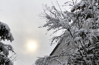 Le soleil tente de percer devant chez Claudine à La Chaux-de-Fonds