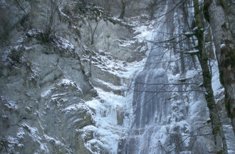 Silvana et la cascade de Môtiers figée dans la glace