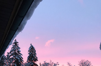 Devant la porte de Mary-Jo au Locle