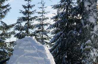 Un igloo dans les règles de l'art pour Claude à La Vue-des-Alpes