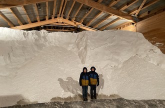 Quentin et Théo dans la halle de sel de Sonvilier