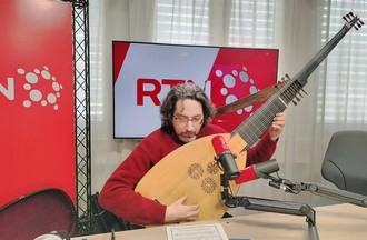 Dana jouant du théorbe