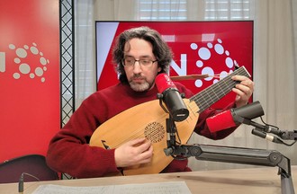 Dana jouant du luth 