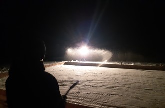 Quentin, à 3h du matin, en train de faire une patinoire dans son jardin à RebeuvelierMarin en vélo au Noirmont
