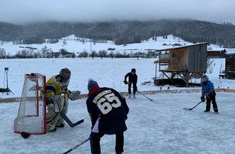 On profite de la patinoire dans le jardin chez Quentin à Rebeuvelier